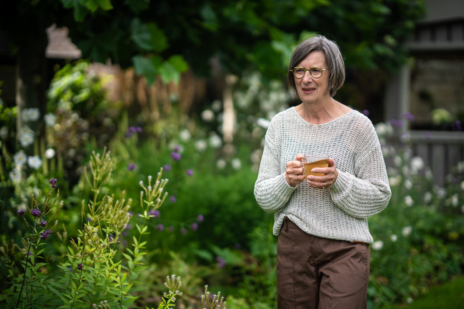 Rita van der Laag in haar tuin